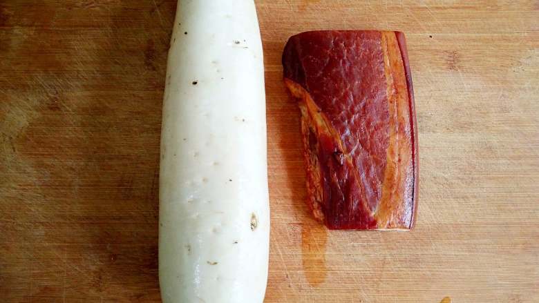 湘味萝卜干炒腊肉,两大主角登场。挑选萝卜有讲究。一定要选又细又长的萝卜,也就是萝卜皮多一点的,做出来口感好。