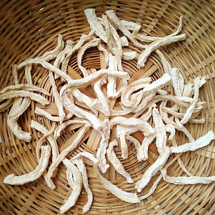 湘味萝卜干炒腊肉, 直到萝卜皮变皱,水分已经吹干即可收回。