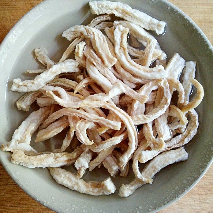 湘味萝卜干炒腊肉, 洗净的萝卜条用温水浸泡一下(时间在20-30分钟,可以根据自己的口感而定)。