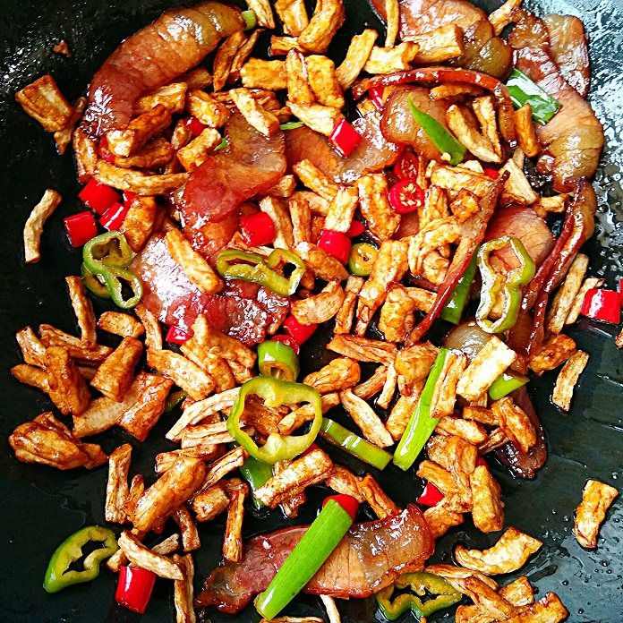 湘味萝卜干炒腊肉,可以根据个人口味,酌情加盐。