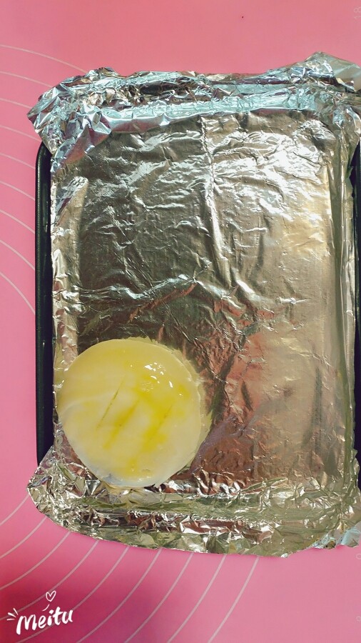 紫薯馅老婆饼,按成小饼,中间刮三刀,刷上蛋液