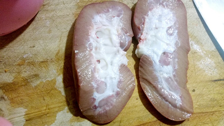 溜腰花-【不腥气,健康少油】做法,猪腰子,对半切,把这个白色的筋膜切掉