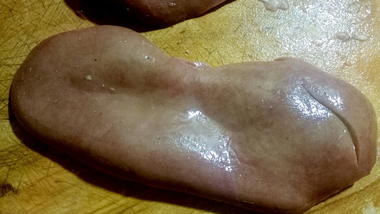 溜腰花-【不腥气,健康少油】做法,翻面,光滑的面冲上切花刀