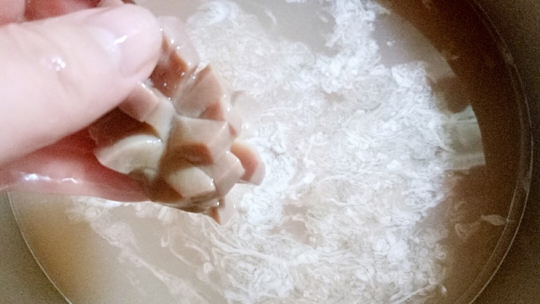 溜腰花-【不腥气,健康少油】做法,拿水冲洗后,放10g盐加水,浸泡半小时。【这步骤是为了更好的去猪腰子腥气的!!!关键】看这水浑的,好脏呀😳,这时候这个猪腰子干净的样子~