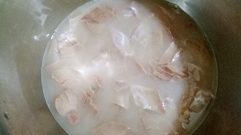 溜腰花-【不腥气,健康少油】做法,半小时后继续换水,加盐浸泡,直到没有脏脏的水