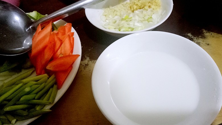 溜腰花-【不腥气,健康少油】做法,淀粉加水果,勾兑成水淀粉备用