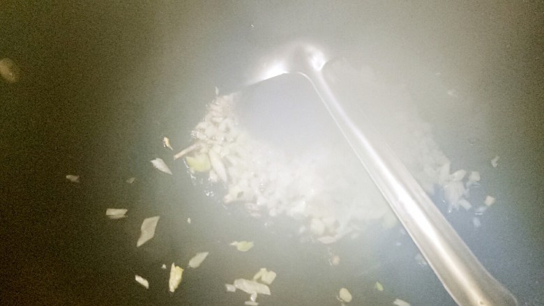 溜腰花-【不腥气,健康少油】做法,葱末,姜末,蒜末放入油锅,爆香(多放些,去腰子腥气)