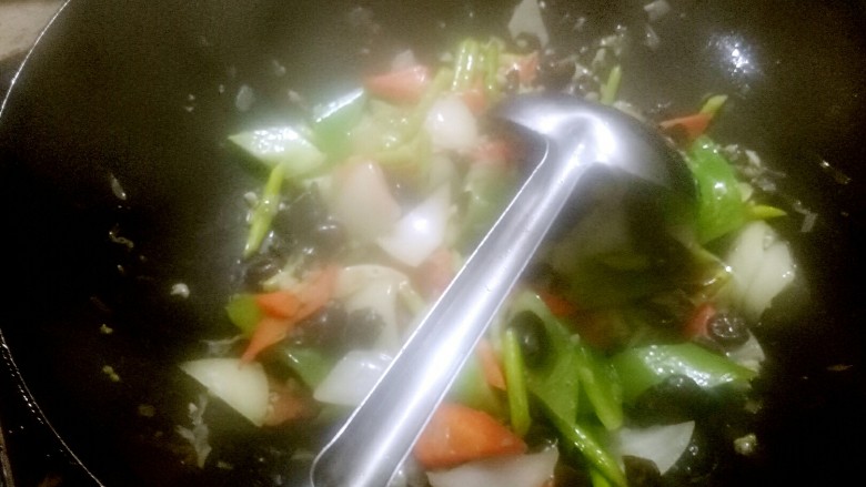 溜腰花-【不腥气,健康少油】做法,胡萝卜,蒜苔,葱头,木耳放入锅略炒,差不多时候放入柿子椒,柿子椒好熟,其他菜快熟时放就OK