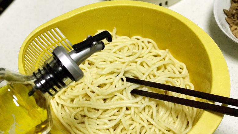 家常炒面,用少许油拌匀面条,防止相互粘连;
