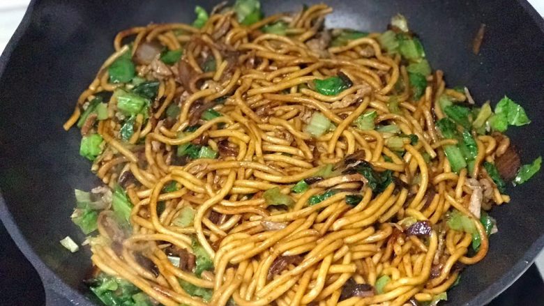 家常炒面,加入之前炒好备用的肉丝,翻炒均匀;