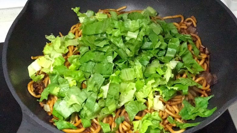 家常炒面,开大火加入青菜翻炒;