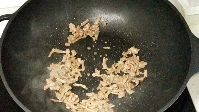 家常炒面,热锅凉油,少许底油煸炒肉丝,出锅备用;