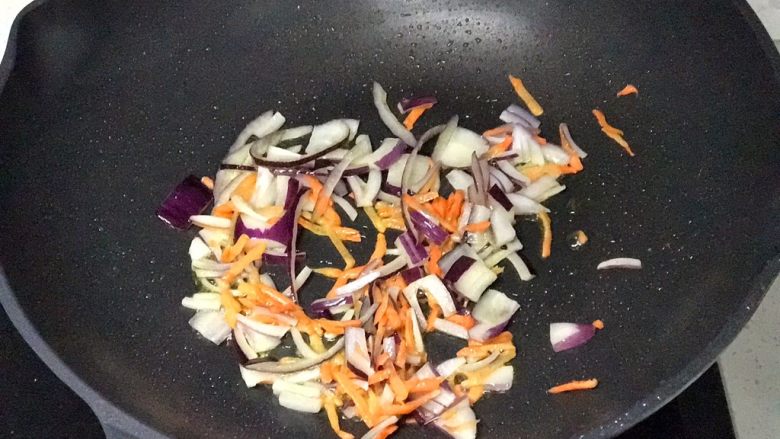 家常炒面,用炒过肉丝的油,直接炒洋葱丝和胡萝卜丝;