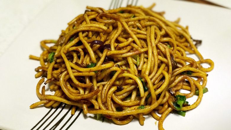 家常炒面,出锅装盘,用料和做法极其简单,但将所有食材的味道完美融合,正是这道炒面的灵魂所在……