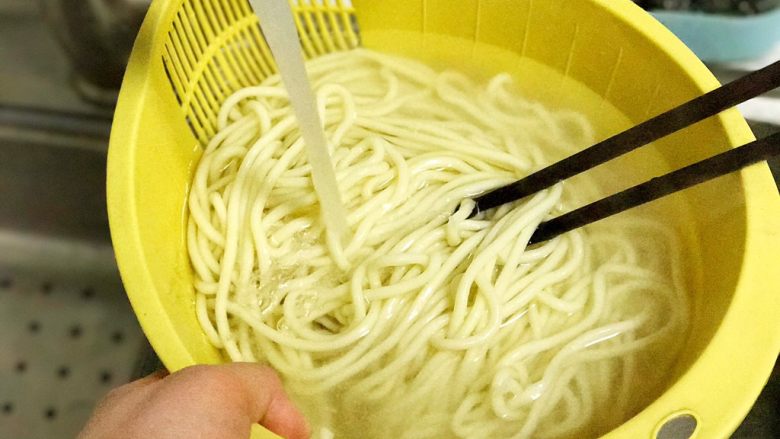 家常炒面,凉水冷却面条;