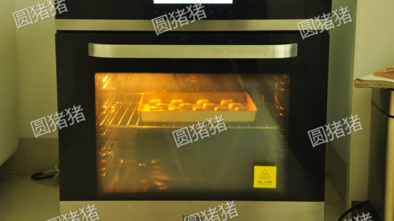 香葱桃酥,烤箱170度预热,170度上下火,中层烤18-20分钟,至饼干表面微微上色即可。烤好后放烤网上晒凉。