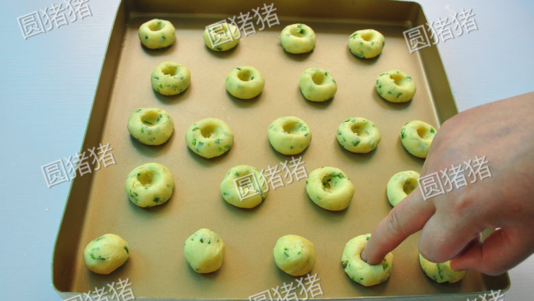 香葱桃酥,把面团放上烤盘,中间保持一定的距离,用食指在面团中心插一个洞。