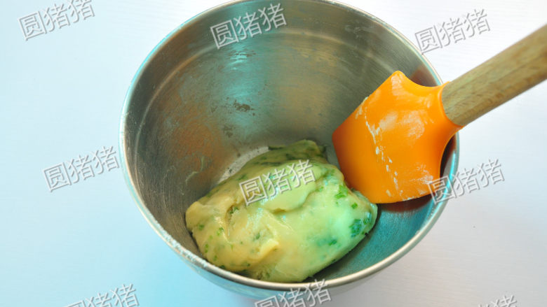 香葱桃酥,用橡皮刮刀翻拌均匀,成面团状。