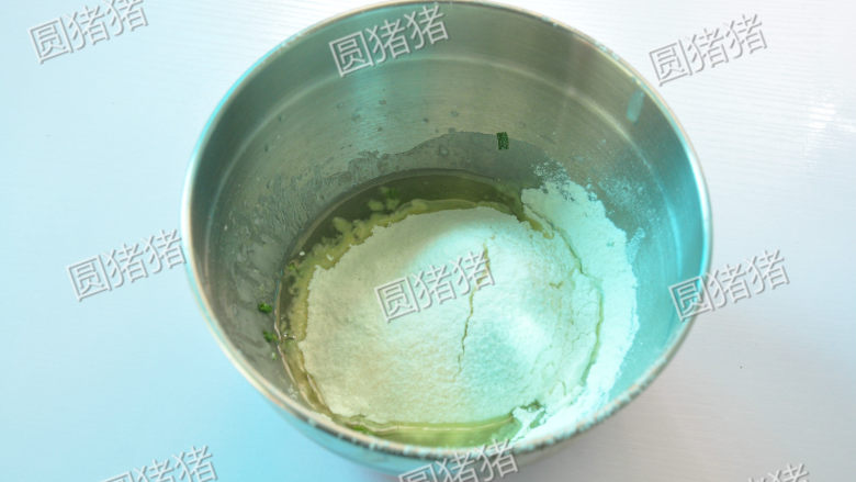 香葱桃酥,加入过筛的粉类。