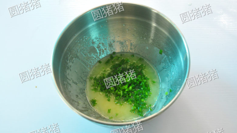 香葱桃酥,加入切碎的葱绿用橡皮刮刀拌匀。