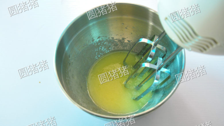 香葱桃酥,加入全蛋液用电动打蛋器低速搅匀。