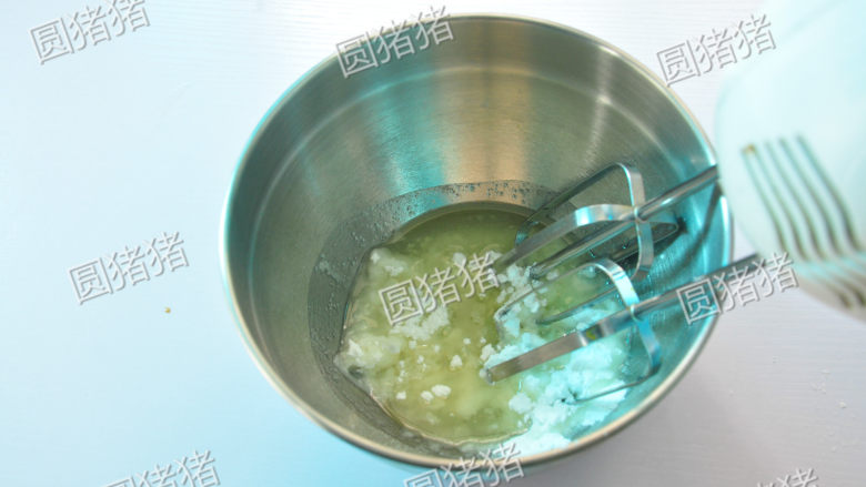 香葱桃酥,<a style='color:red;display:inline-block;' href='/shicai/ 857'>植物油</a>加入糖粉用电动打蛋器低速搅匀。