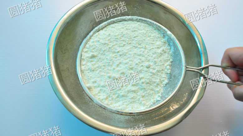 香葱桃酥,将烤好的面粉放凉,和小苏打、<a style='color:red;display:inline-block;' href='/shicai/ 702'>泡打粉</a>混合过筛。
