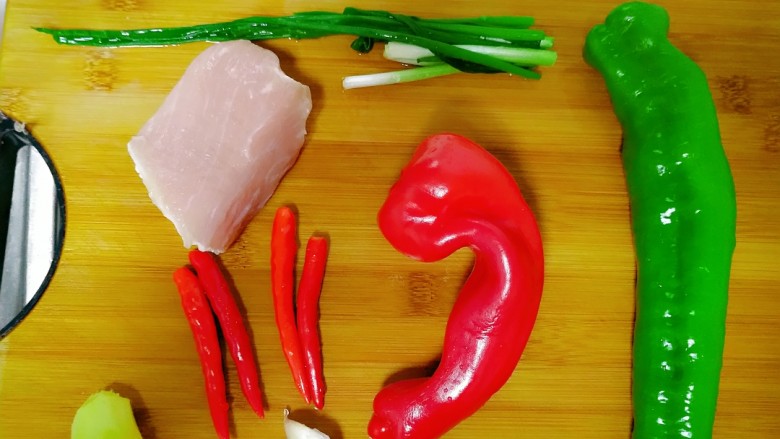 下饭菜-火辣肉沫,准备基本食材,我用的<a style='color:red;display:inline-block;' href='/shicai/ 86663'>红辣椒</a>不辣,青色的辣椒是牛角椒也不辣,如果喜欢吃辣的话,可以把青色的辣椒换成杭椒。