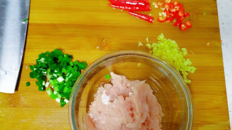 下饭菜-火辣肉沫,朝天椒切碎,量看个人能接受的辣度。肉剁成肉泥,姜切末,<a style='color:red;display:inline-block;' href='/shicai/ 157'>小葱</a>切碎。