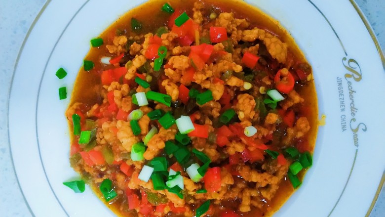 下饭菜-火辣肉沫,翻炒一会儿盛出,撒上葱花。一道简单易做又下饭的辣辣的肉沫就做好了,光是这一个菜就能吃下两碗饭呢。