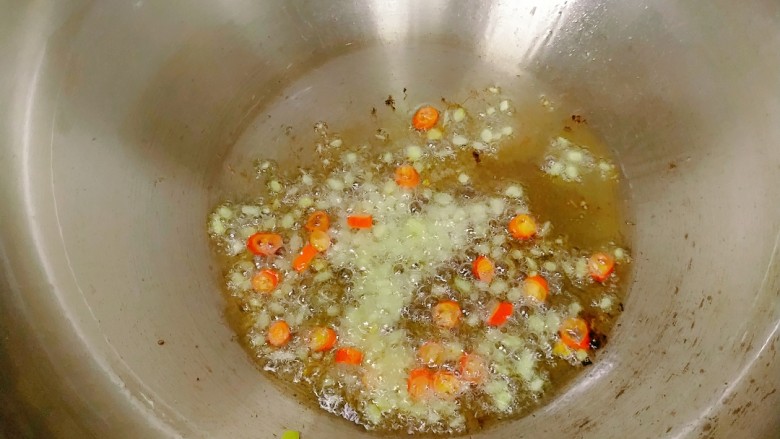 下饭菜-火辣肉沫,热油后放入姜末蒜末和朝天椒,进行翻炒。