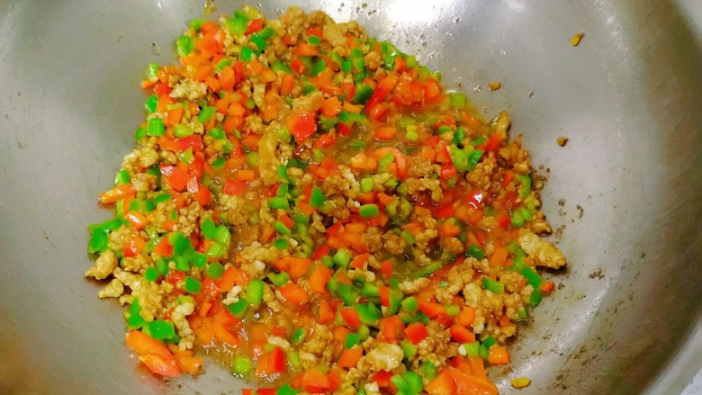 下饭菜-火辣肉沫,一直翻炒,翻炒到辣椒脱生。
