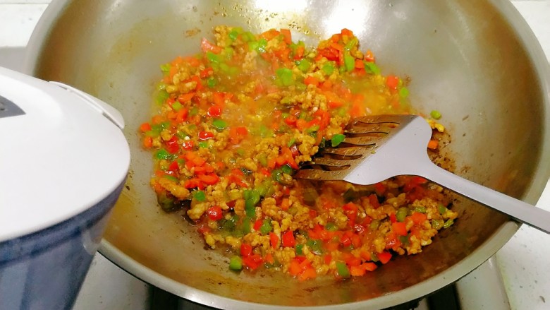 下饭菜-火辣肉沫,加入适量水,大火盖上锅盖。