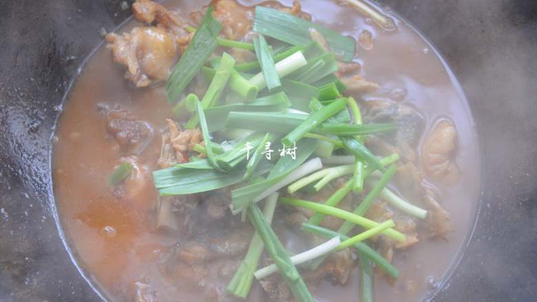 烧鱼头拌面片 鱼头营养新吃法 一碗肯定不过瘾,大火收下汁,撒入蒜苗和葱段翻匀就可以了。
