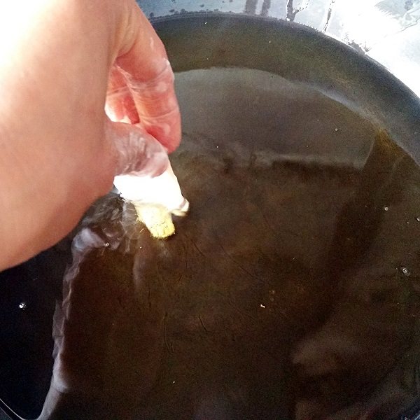 锅包肉(鸡胸肉版)――东北传统老做法,锅中加宽油,待烧至七成热时,逐片下入挂好浆的肉片。