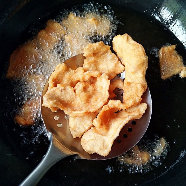 锅包肉(鸡胸肉版)――东北传统老做法,再炸一会至微黄时沥油捞出。