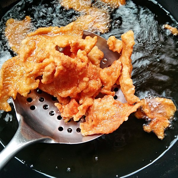 锅包肉(鸡胸肉版)――东北传统老做法,金黄酥脆后沥油捞出备用。