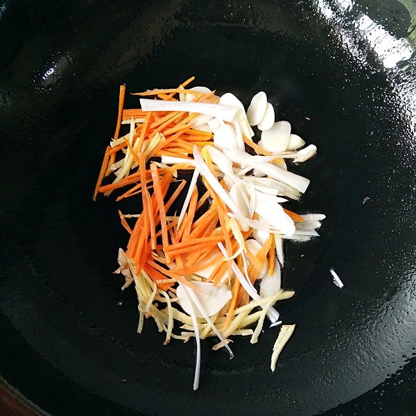 锅包肉(鸡胸肉版)――东北传统老做法,锅中留底油,烧至7成热,下葱姜蒜,胡萝卜丝翻炒,爆香。
