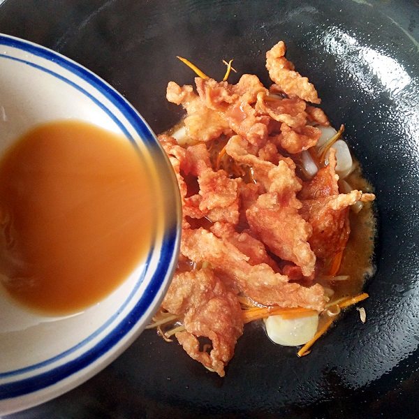 锅包肉(鸡胸肉版)――东北传统老做法,倒入碗芡,(玉米淀粉会沉淀,碗芡下锅前需要再次搅拌均匀)。