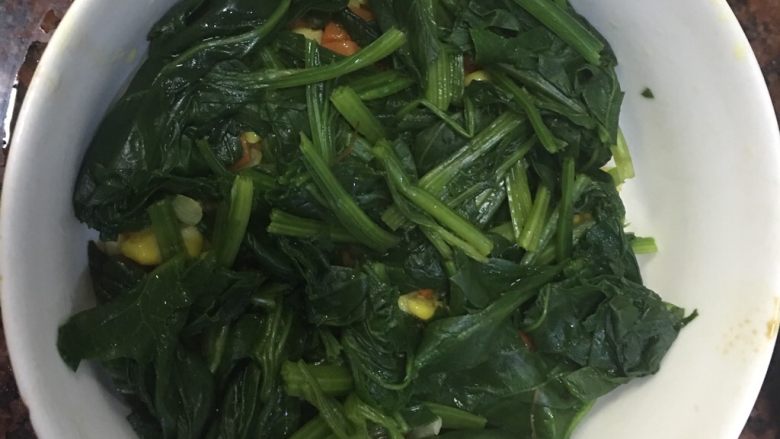 翠绿金玉满堂,接着放入菠菜段,压紧