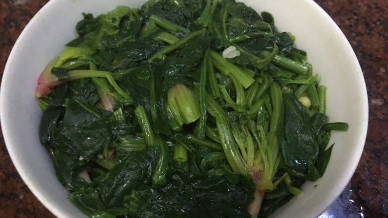 翠绿金玉满堂,直到把所有的菠菜放入碗中,要压紧