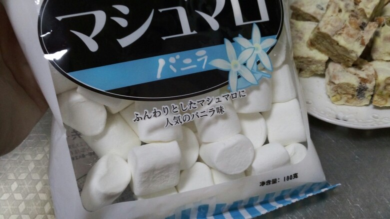 雪花酥,首先棉花糖尽量选择品质高的 我用的日本无极岛价钱也不贵 有一股清淡的香草味