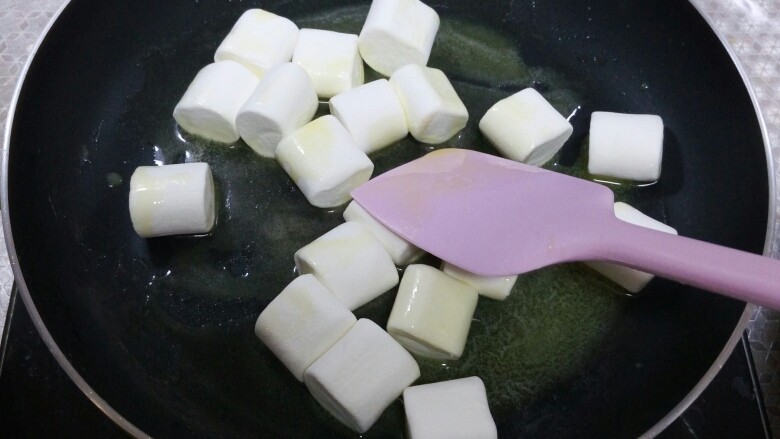 雪花酥,棉花糖融化需要点时间 耐心等待