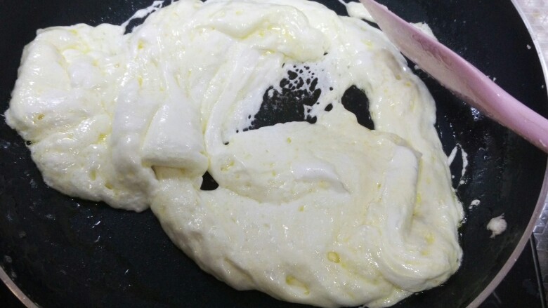 雪花酥,棉花糖全部融化是这个状态 全部融化后关火哦