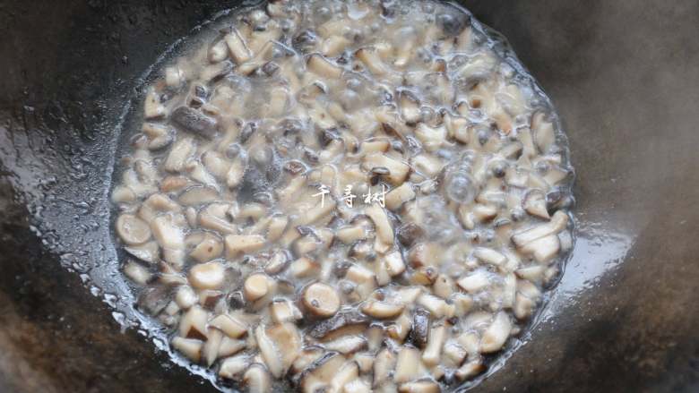 菌汤面条 看得见的香菇 尝得到的鲜美 这才是真正的菌汤,继续炒,直到香菇粒炒到汁液变得稍浓。