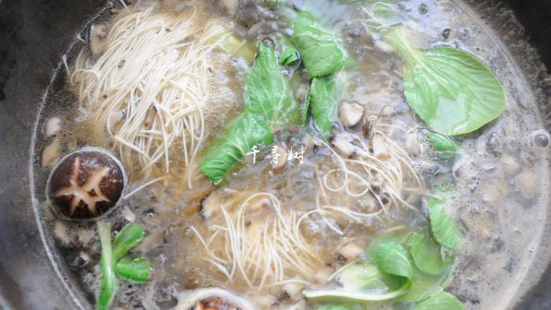 菌汤面条 看得见的香菇 尝得到的鲜美 这才是真正的菌汤,面条煮到五六成熟,下入青菜叶子,面条七八成熟没有硬芯就可以准备盛出来了。
