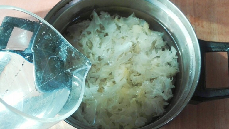 温暖汝阳~冰糖枸杞红枣莲子银耳羹,放适适量冷水一起烧开,小火炖两小时