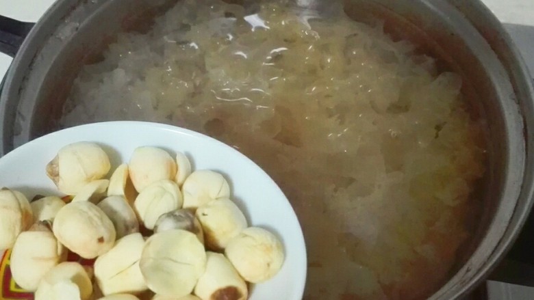温暖汝阳~冰糖枸杞红枣莲子银耳羹,两小时后看到银耳粘稠就可以放入莲子,红枣,枸杞烧开