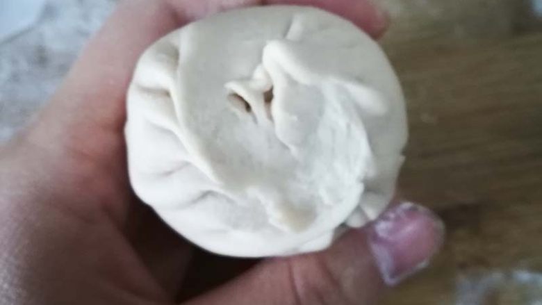 卡通馒头之小兔子,包包子的手法收口,收口置于底部