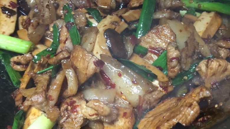 回锅肉,倒入爆香的肉和配菜,加一勺料酒,一勺生抽,半勺白糖,半勺油辣子海椒,翻炒均匀根据自己口味加适量盐后出锅